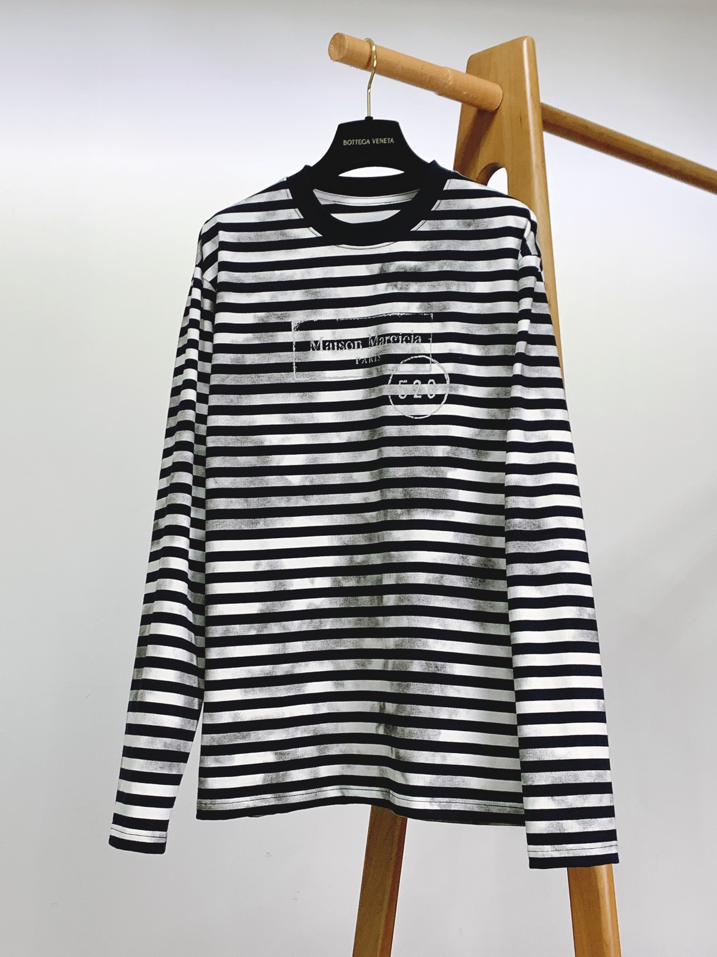 Maison Margiela MM6 马丁马吉拉 2025FW早秋新品 做旧条纹打底衫。它把巴黎的解构