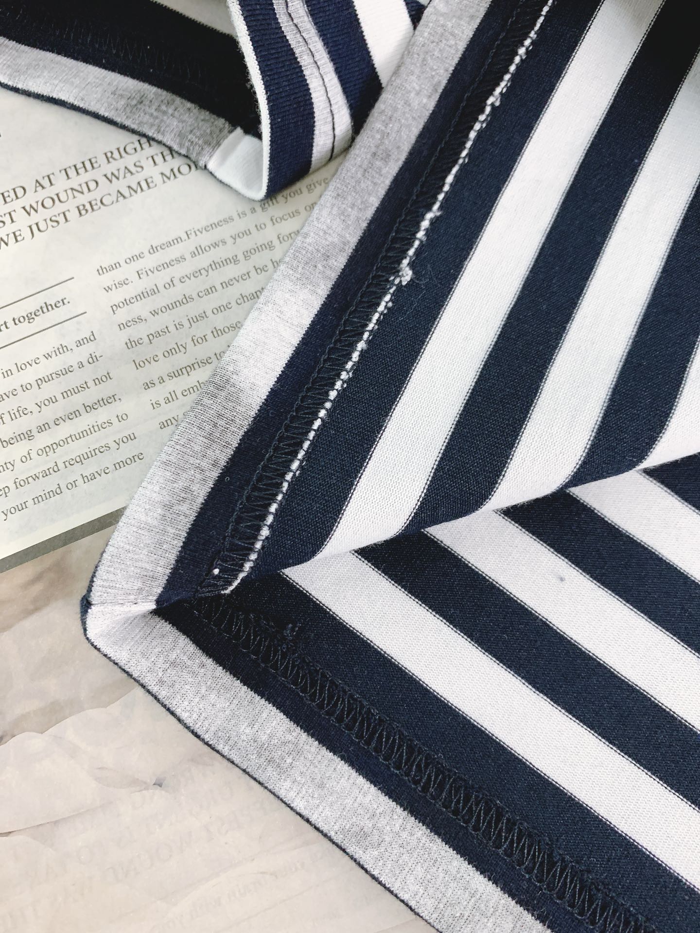 Maison Margiela MM6 马丁马吉拉 2025FW早秋新品 做旧条纹打底衫。它把巴黎的解构