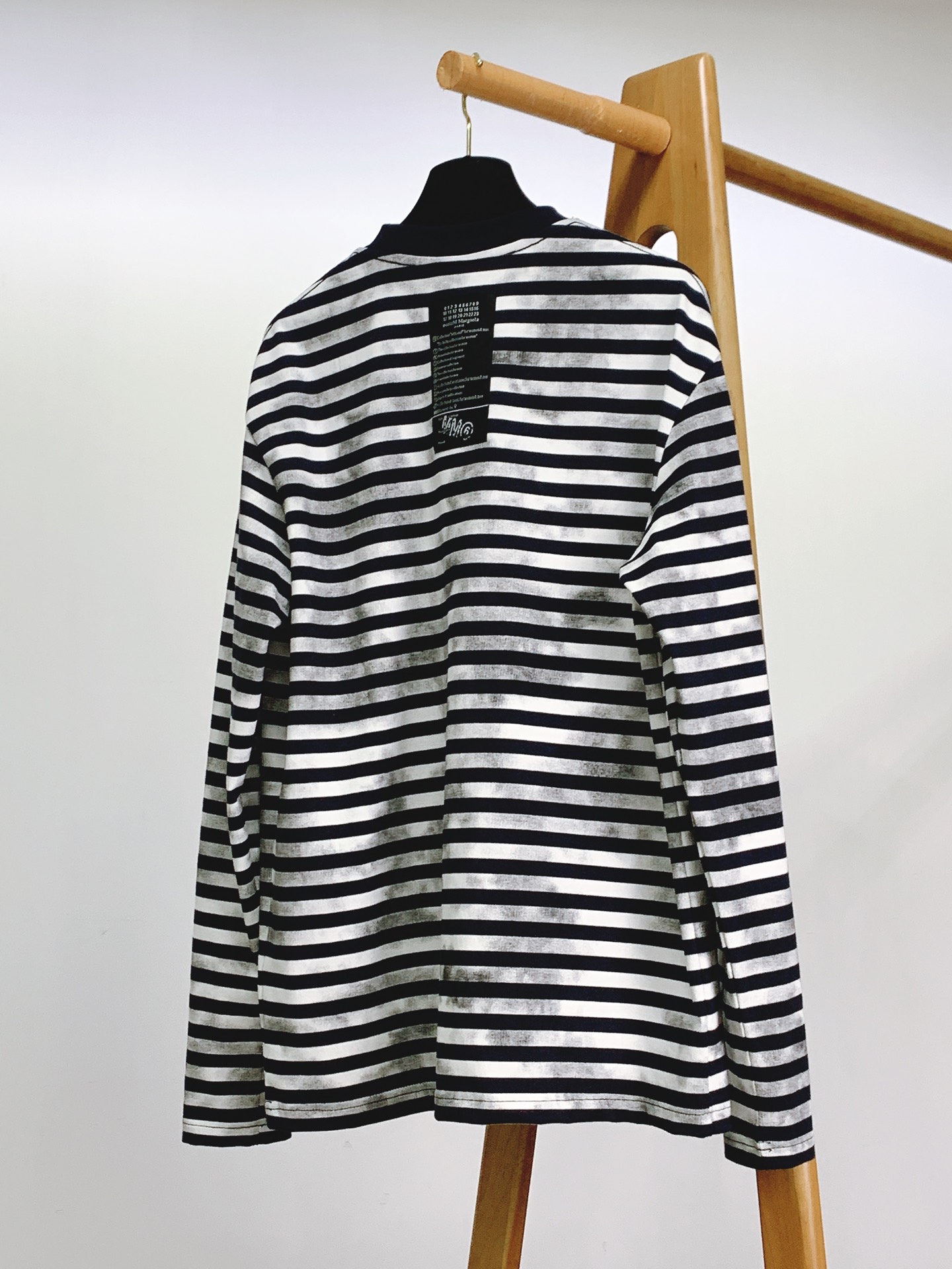 Maison Margiela MM6 马丁马吉拉 2025FW早秋新品 做旧条纹打底衫。它把巴黎的解构