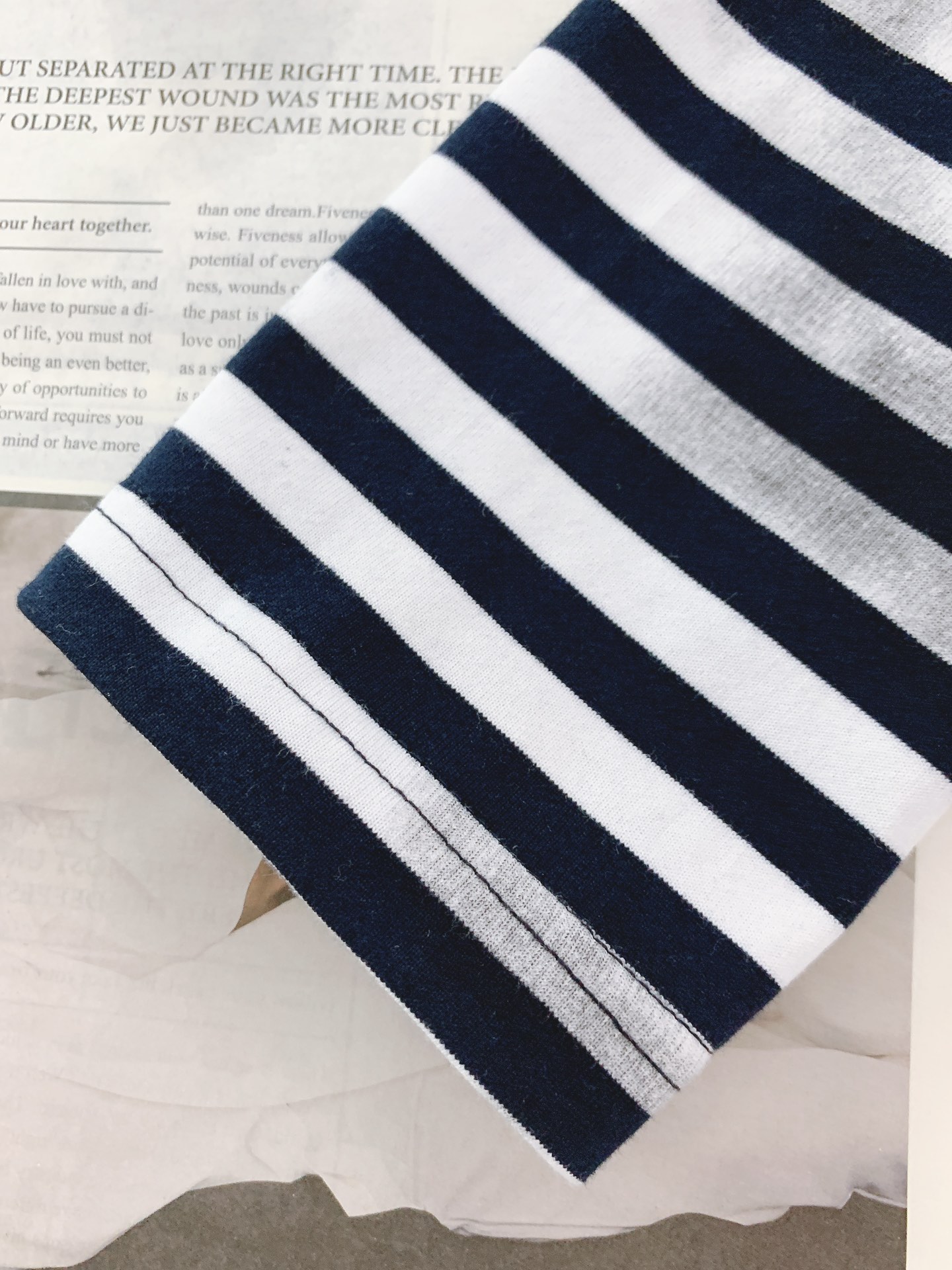 Maison Margiela MM6 马丁马吉拉 2025FW早秋新品 做旧条纹打底衫。它把巴黎的解构