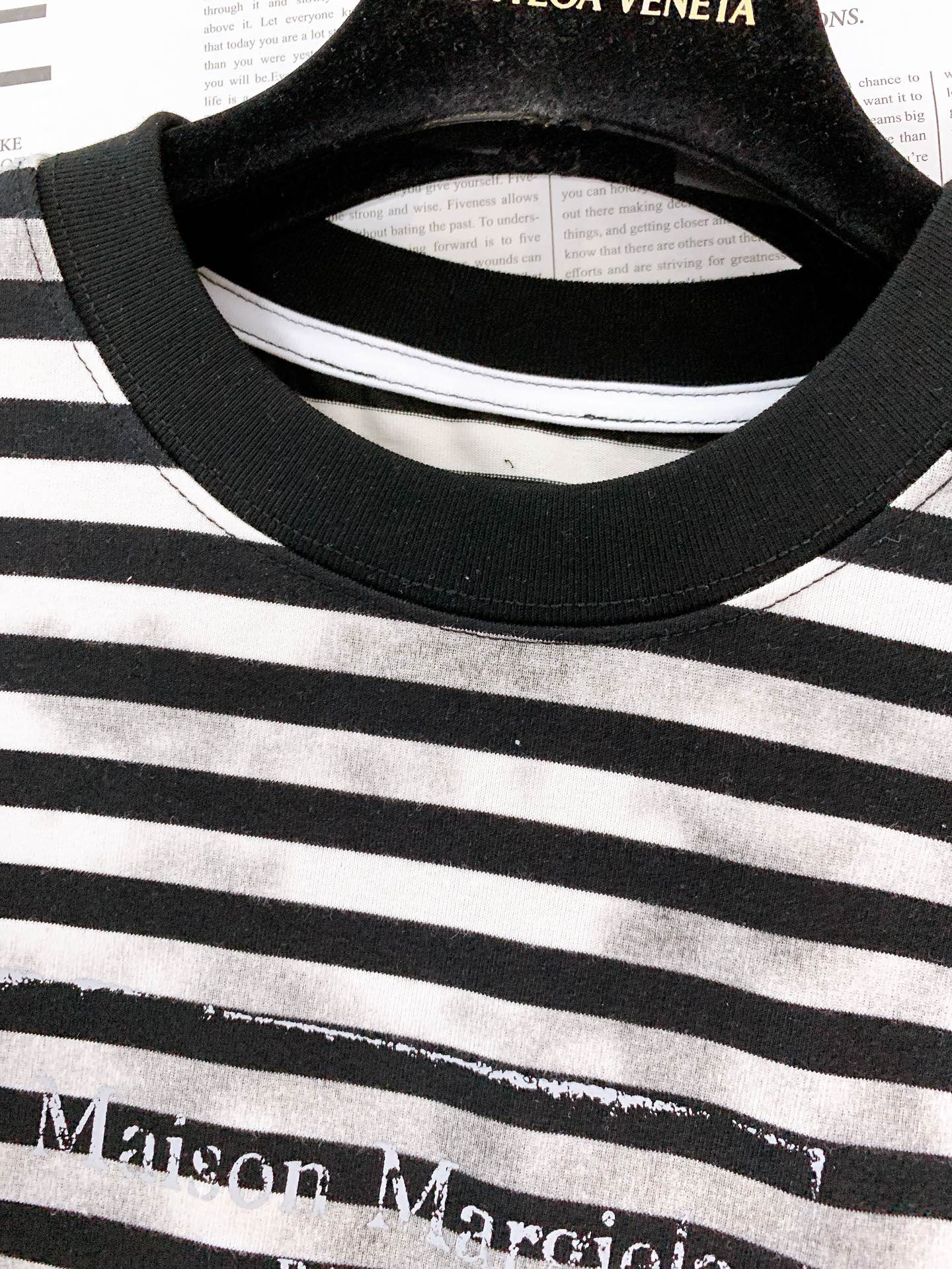 Maison Margiela MM6 马丁马吉拉 2025FW早秋新品 做旧条纹打底衫。它把巴黎的解构