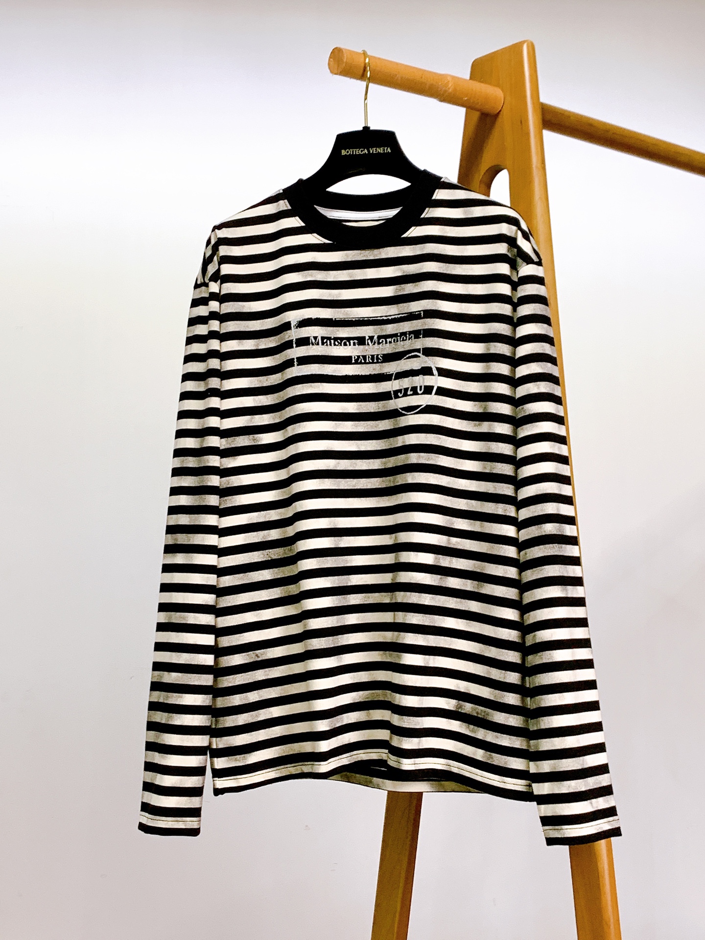 Maison Margiela MM6 马丁马吉拉 2025FW早秋新品 做旧条纹打底衫。它把巴黎的解构