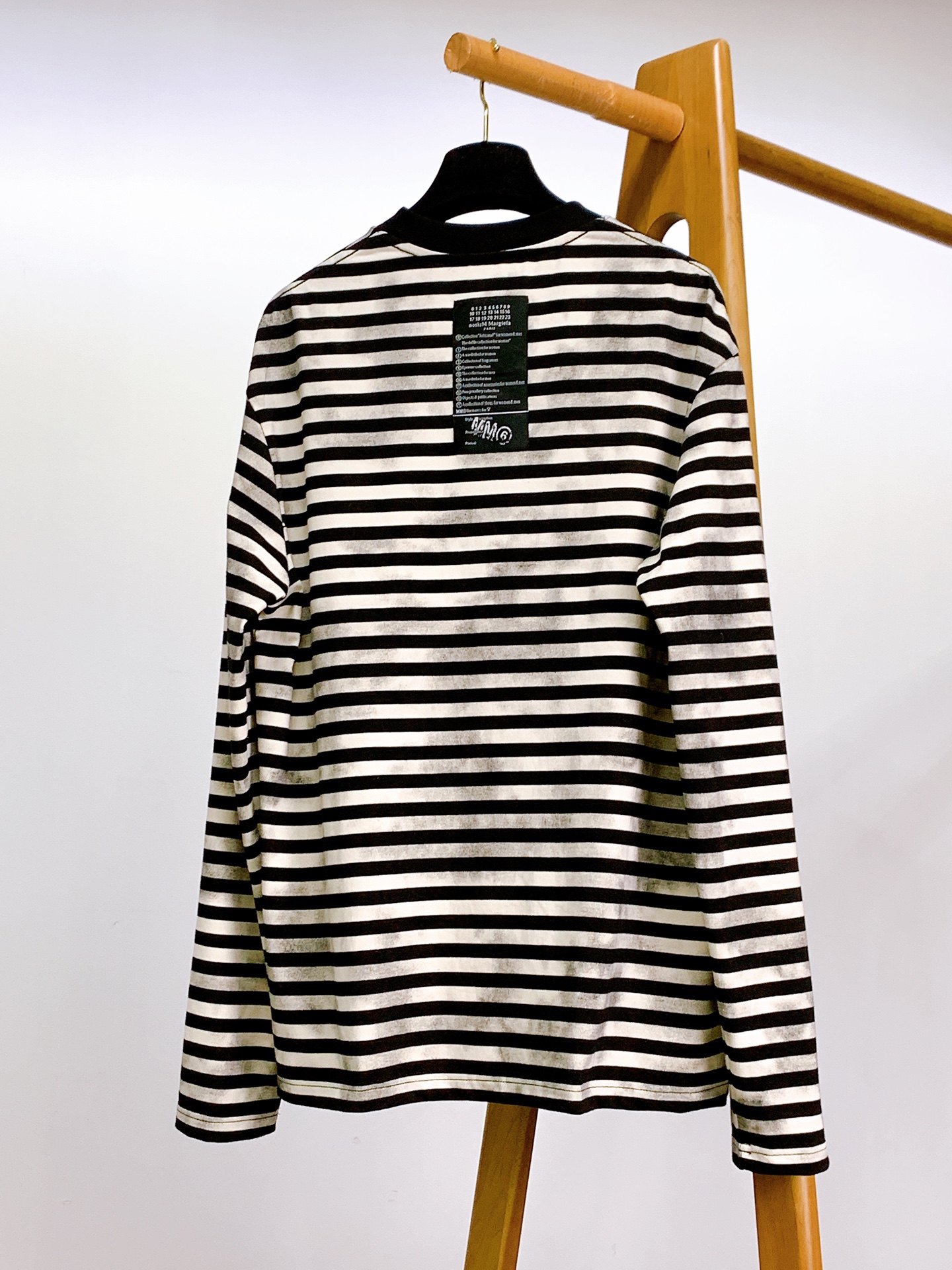 Maison Margiela MM6 马丁马吉拉 2025FW早秋新品 做旧条纹打底衫。它把巴黎的解构