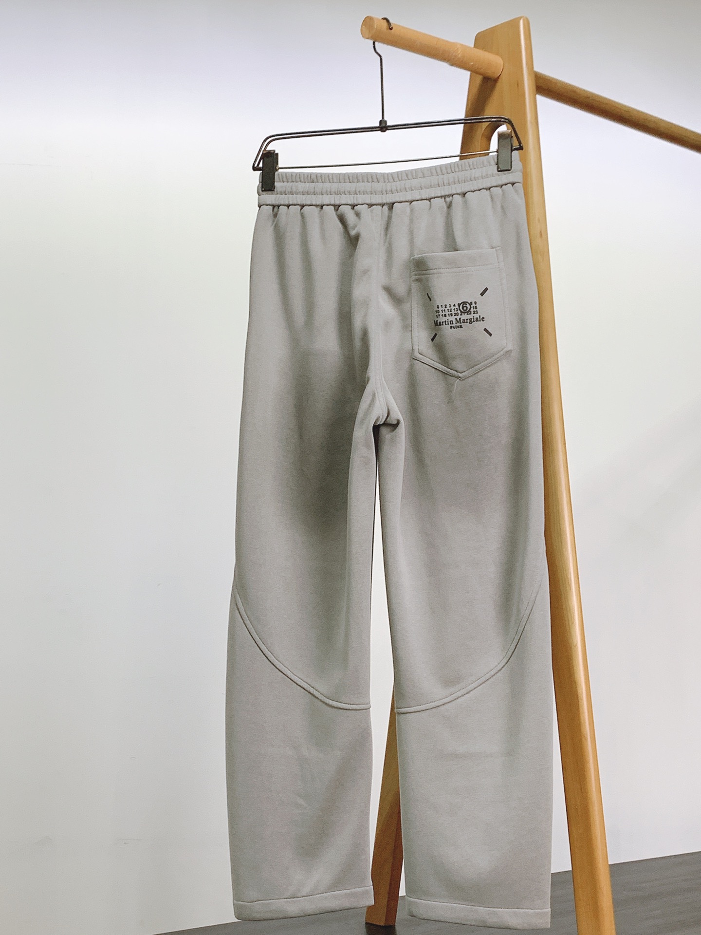 Maison Margiela MM6 马丁马吉拉 2025FW早秋新品 脏脏抽绳休闲裤时尚系列，独特设