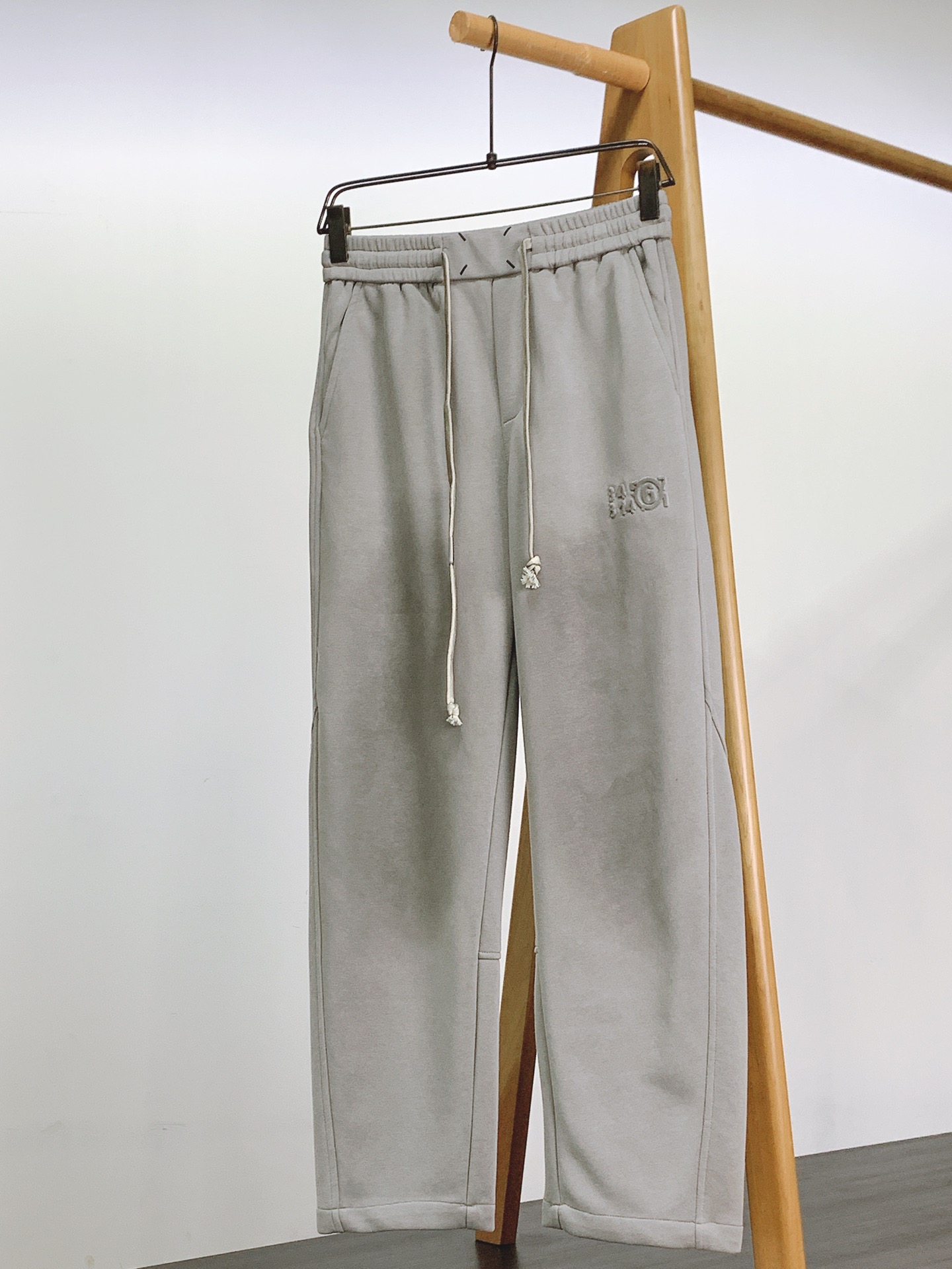 Maison Margiela MM6 马丁马吉拉 2025FW早秋新品 脏脏抽绳休闲裤时尚系列，独特设