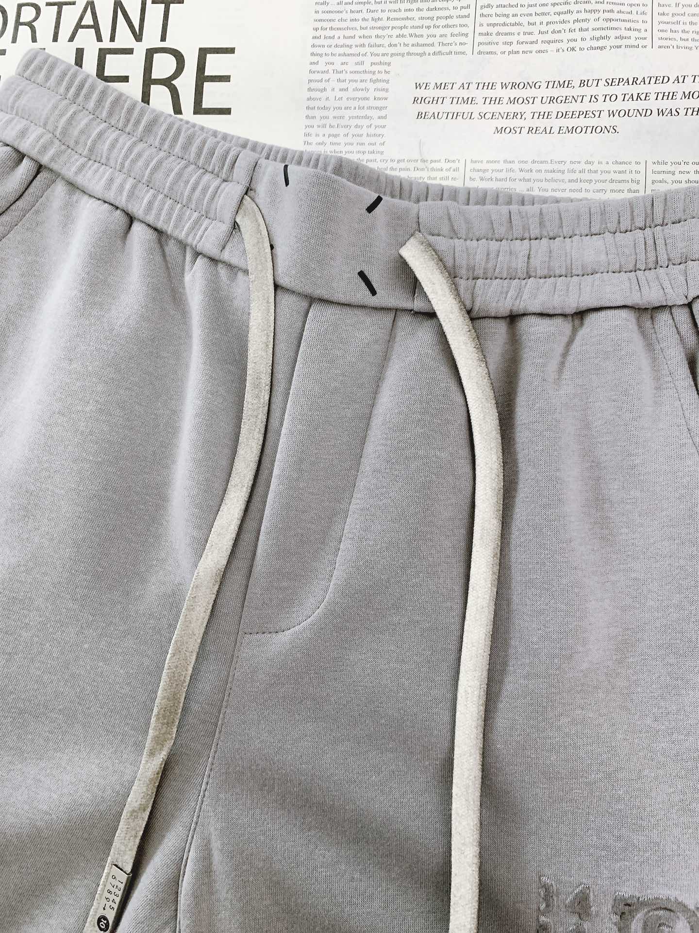 Maison Margiela MM6 马丁马吉拉 2025FW早秋新品 脏脏抽绳休闲裤时尚系列，独特设