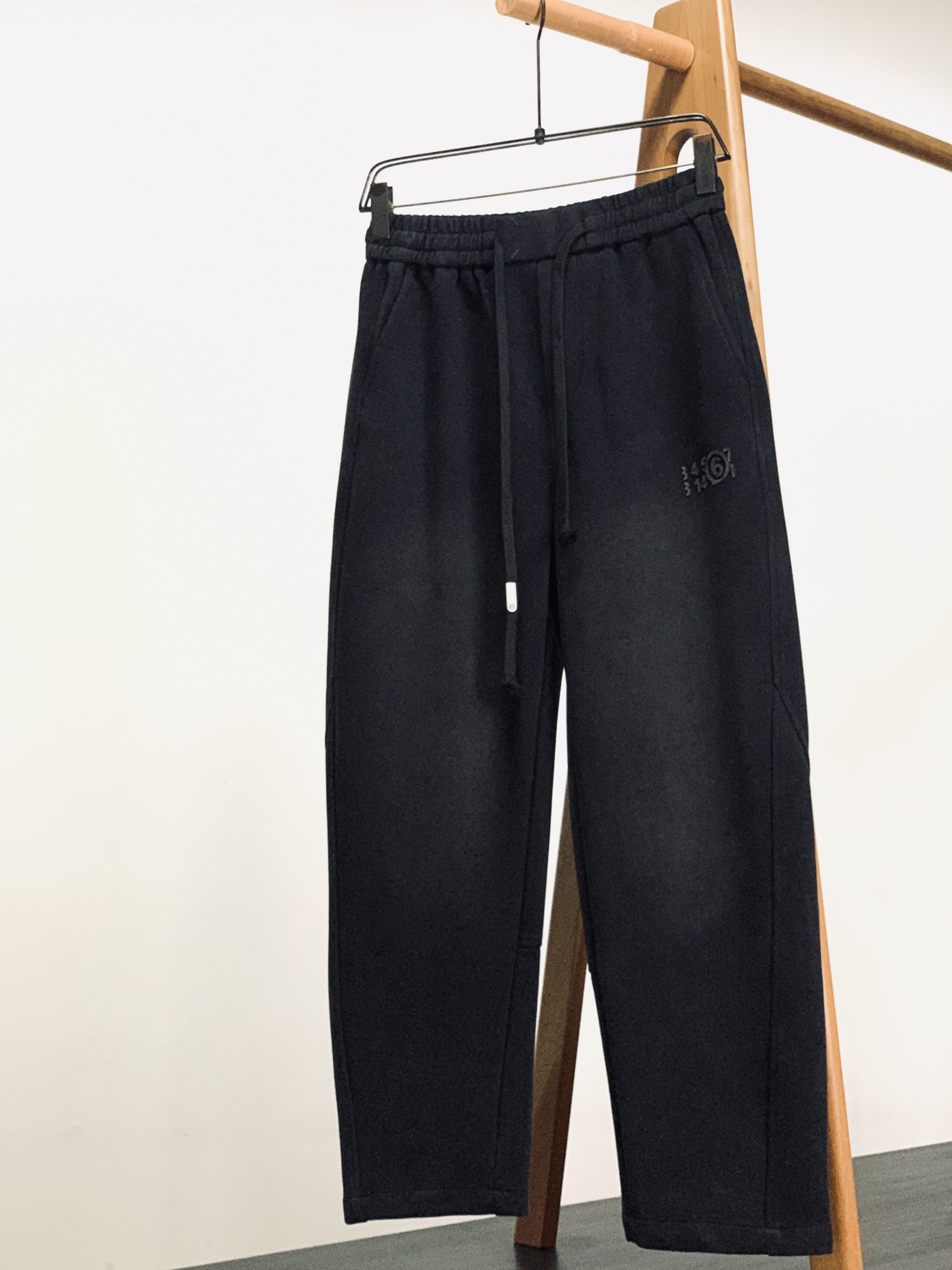 Maison Margiela MM6 马丁马吉拉 2025FW早秋新品 脏脏抽绳休闲裤时尚系列，独特设