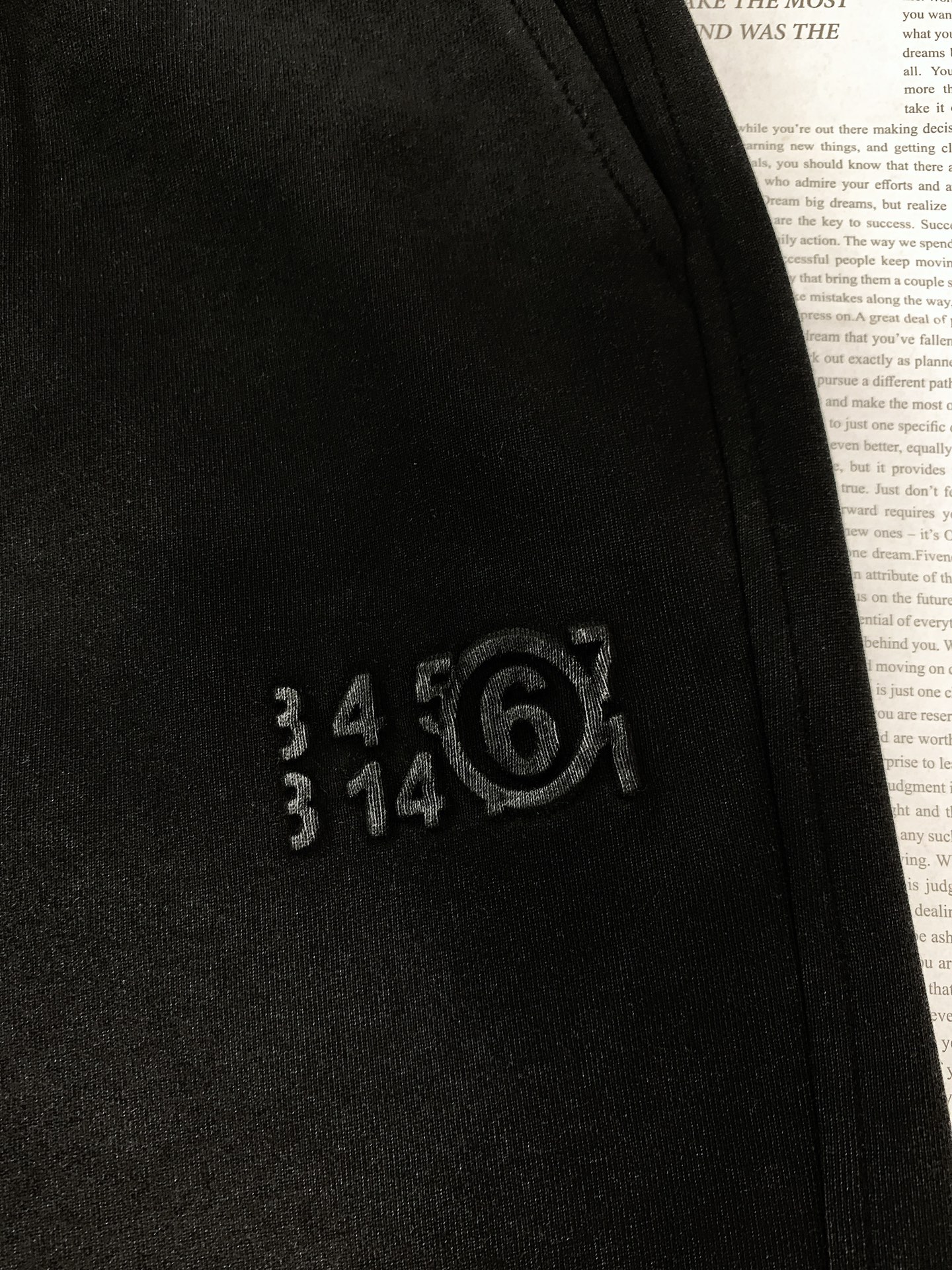 Maison Margiela MM6 马丁马吉拉 2025FW早秋新品 脏脏抽绳休闲裤时尚系列，独特设