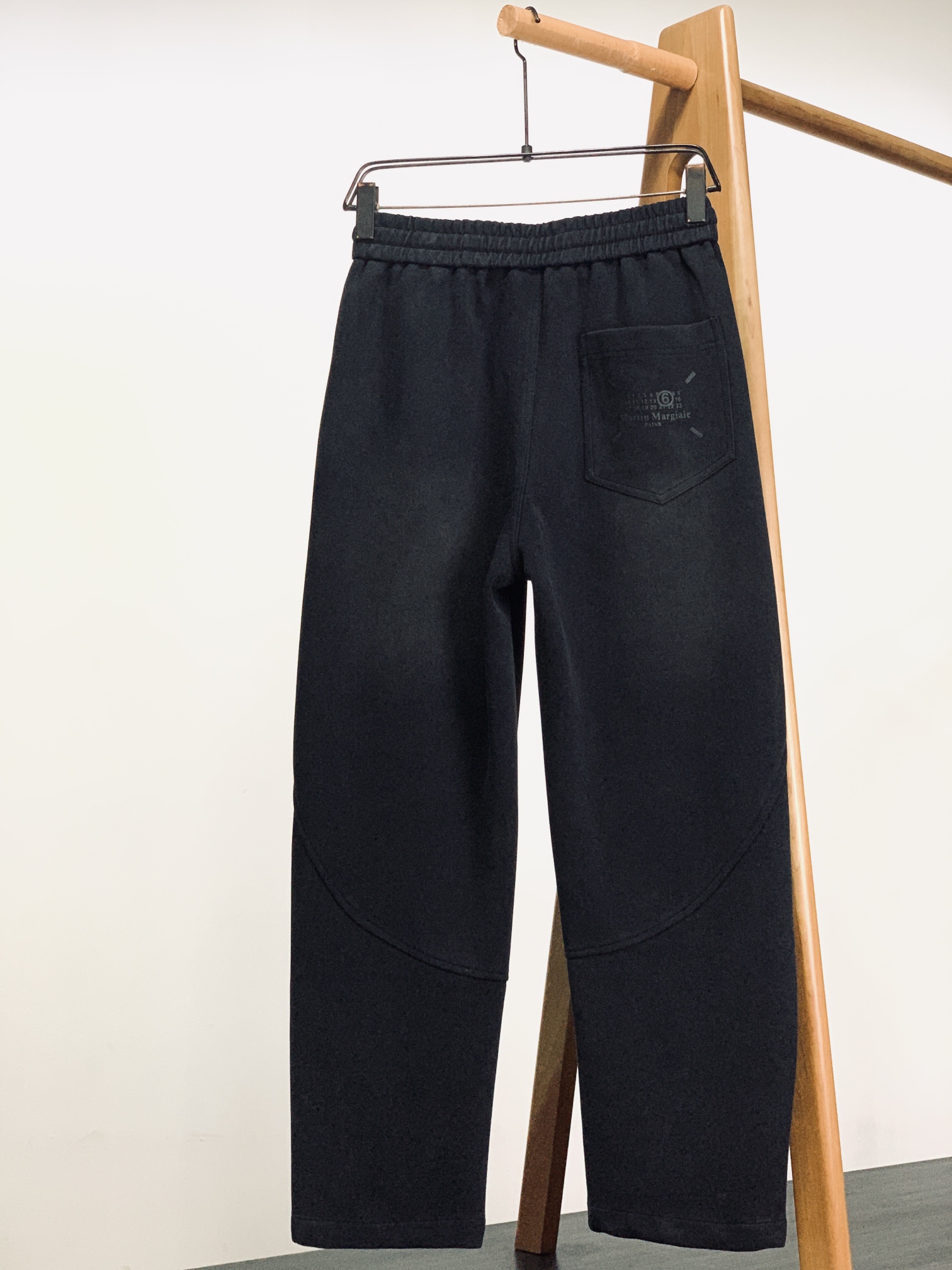 Maison Margiela MM6 马丁马吉拉 2025FW早秋新品 脏脏抽绳休闲裤时尚系列，独特设