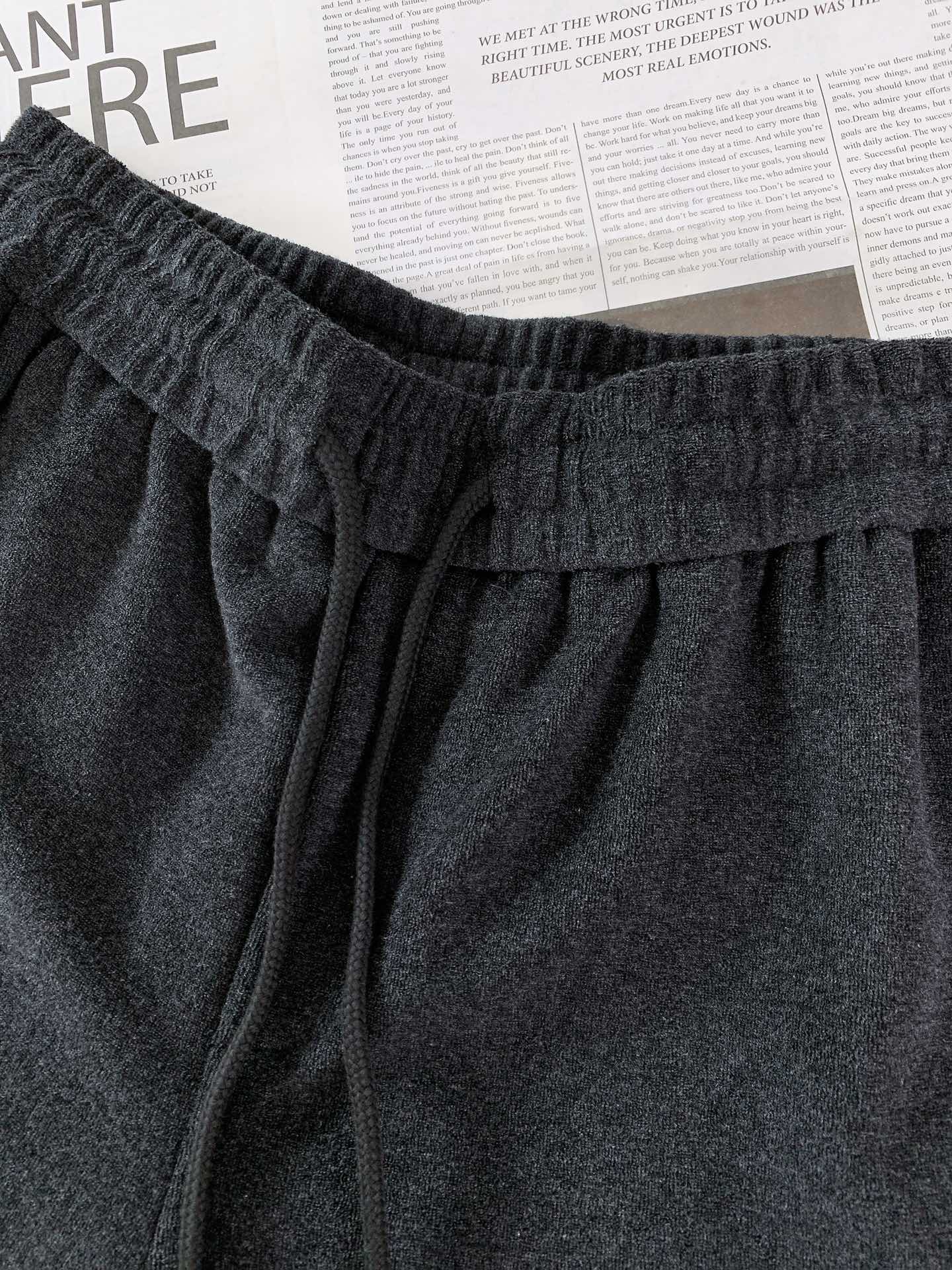 ALO 阿洛 2025FW早秋新品 刺绣抽绳休闲裤时尚系列，独特设计，抽绳休闲长裤 订纱开始订染和订纺。