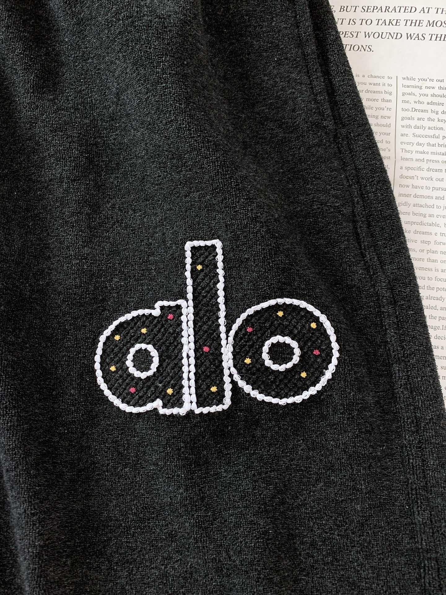 ALO 阿洛 2025FW早秋新品 刺绣抽绳休闲裤时尚系列，独特设计，抽绳休闲长裤 订纱开始订染和订纺。