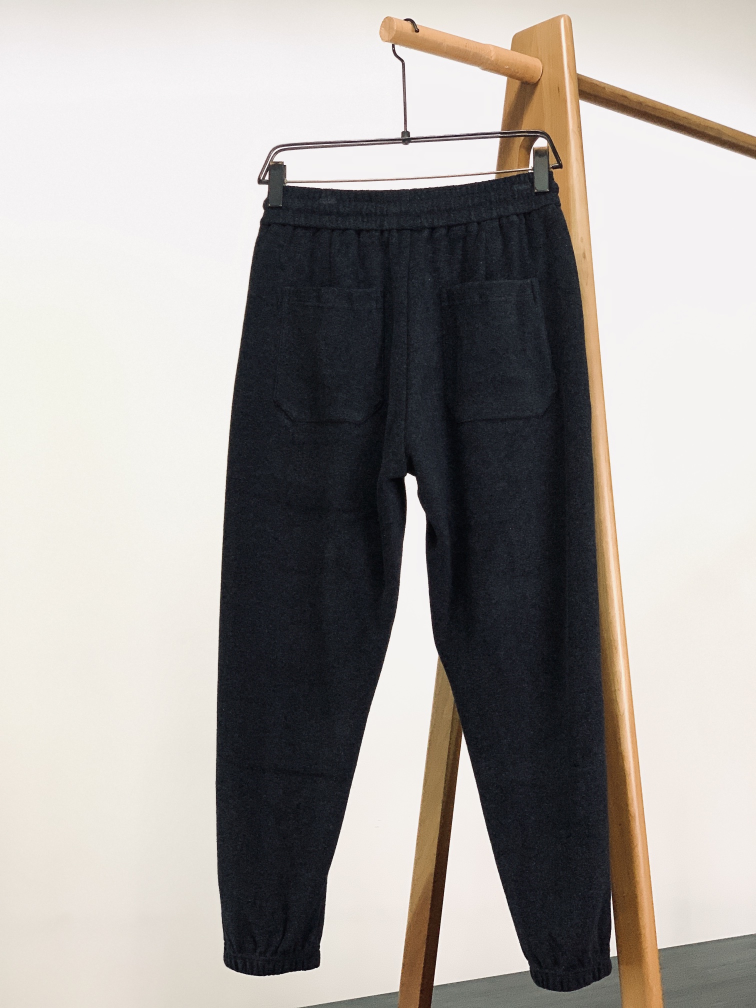 ALO 阿洛 2025FW早秋新品 刺绣抽绳休闲裤时尚系列，独特设计，抽绳休闲长裤 订纱开始订染和订纺。