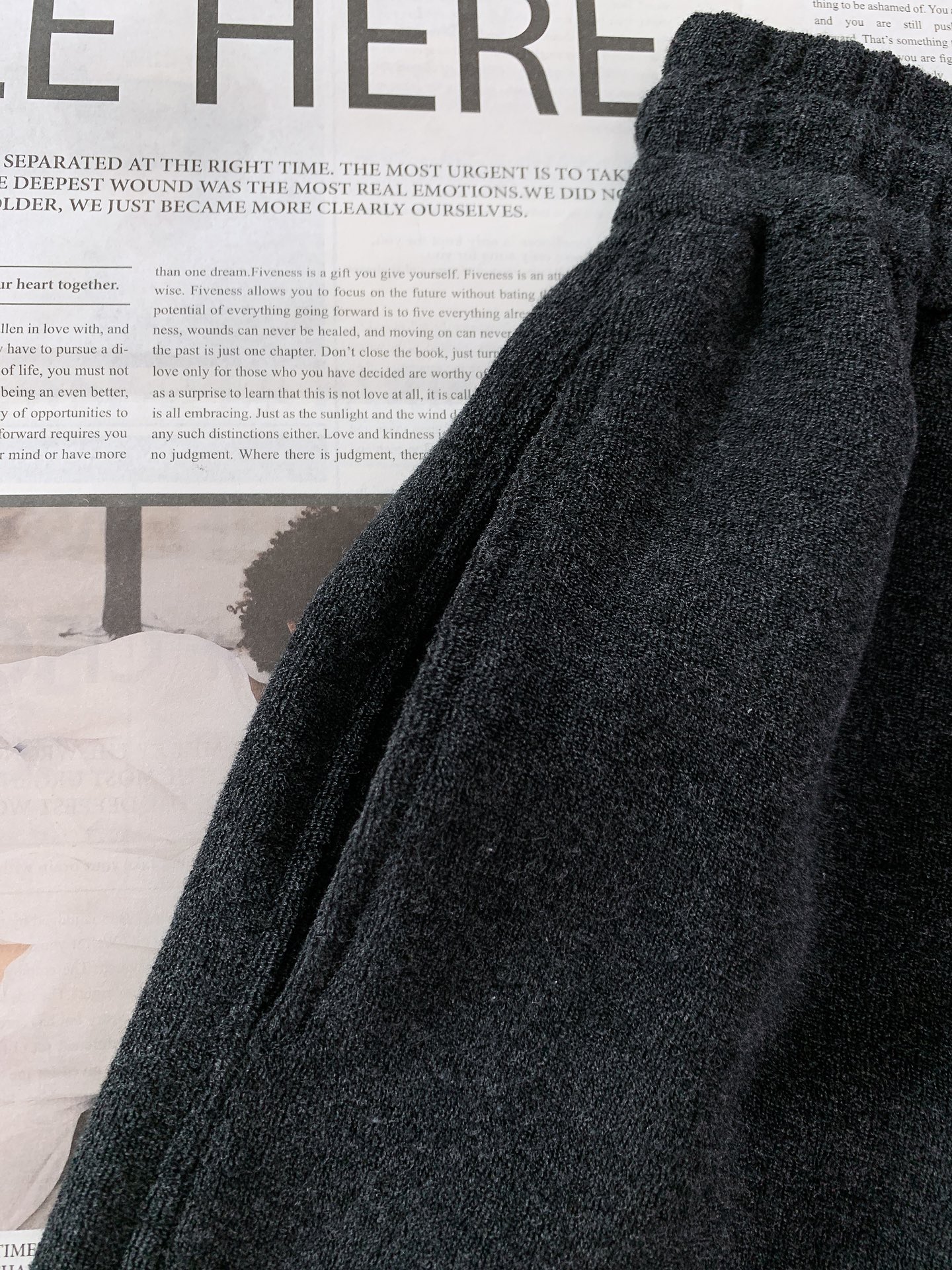 ALO 阿洛 2025FW早秋新品 刺绣抽绳休闲裤时尚系列，独特设计，抽绳休闲长裤 订纱开始订染和订纺。