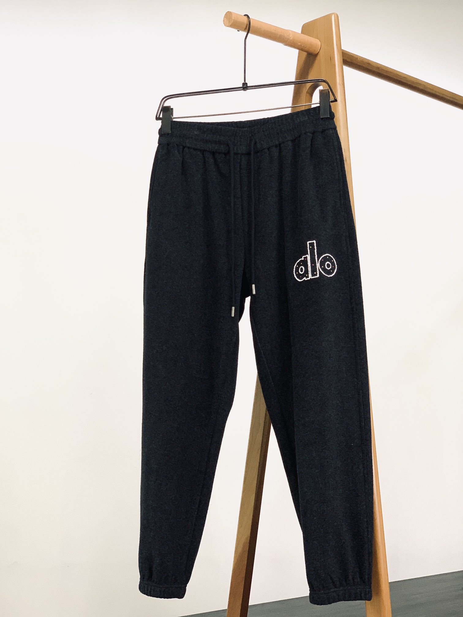 ALO 阿洛 2025FW早秋新品 刺绣抽绳休闲裤时尚系列，独特设计，抽绳休闲长裤 订纱开始订染和订纺。