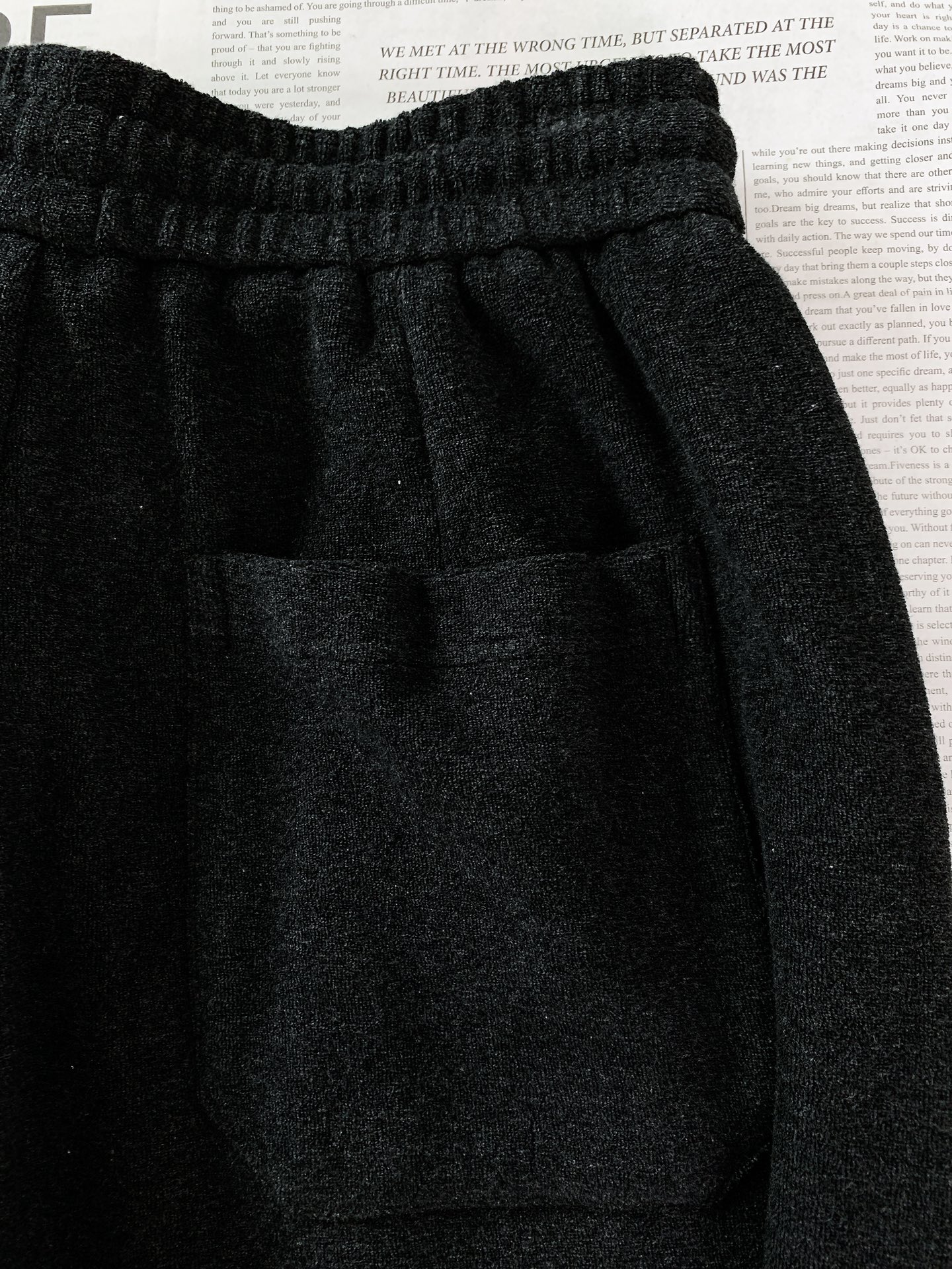 ALO 阿洛 2025FW早秋新品 刺绣抽绳休闲裤时尚系列，独特设计，抽绳休闲长裤 订纱开始订染和订纺。