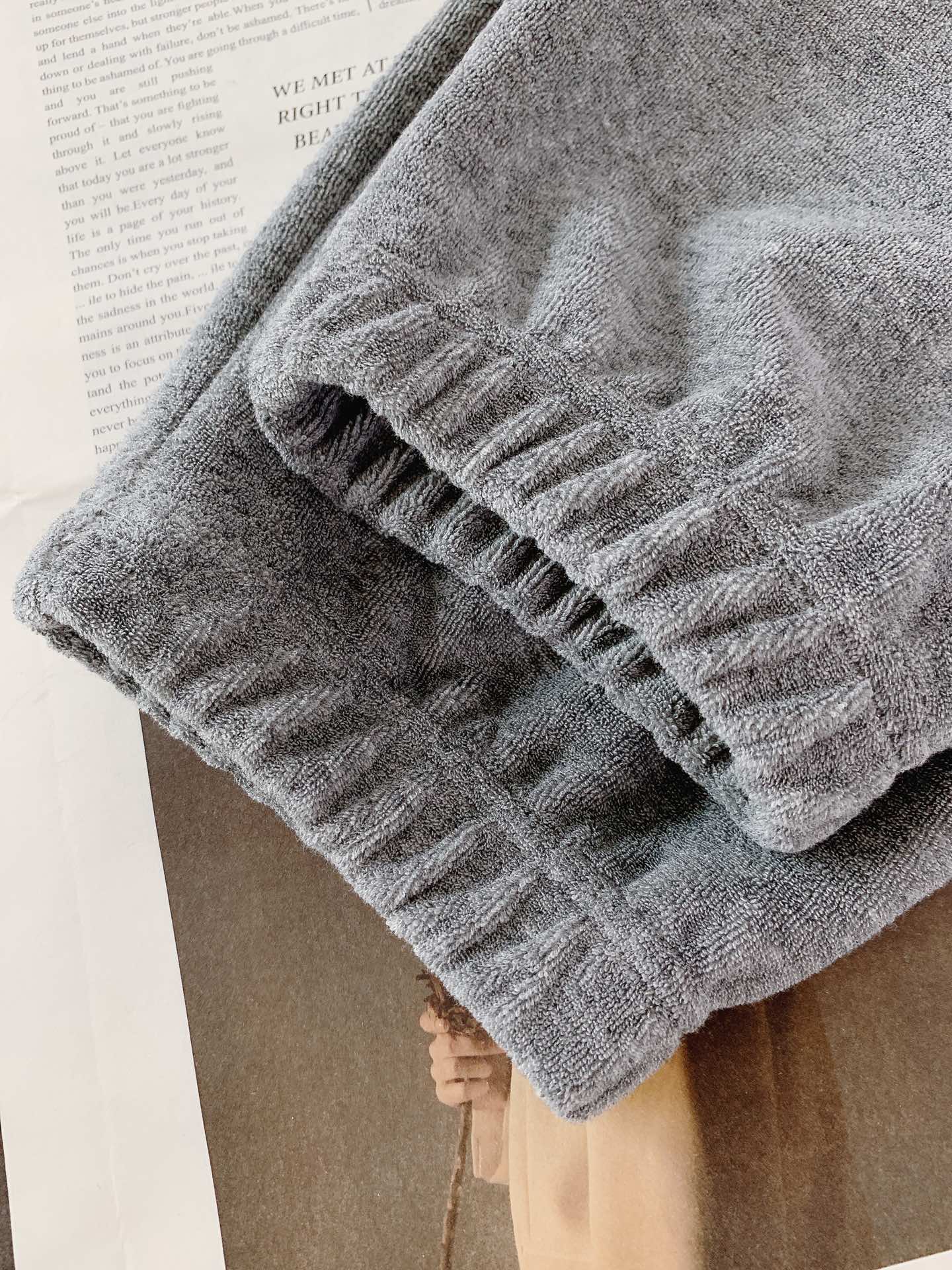 ALO 阿洛 2025FW早秋新品 刺绣抽绳休闲裤时尚系列，独特设计，抽绳休闲长裤 订纱开始订染和订纺。