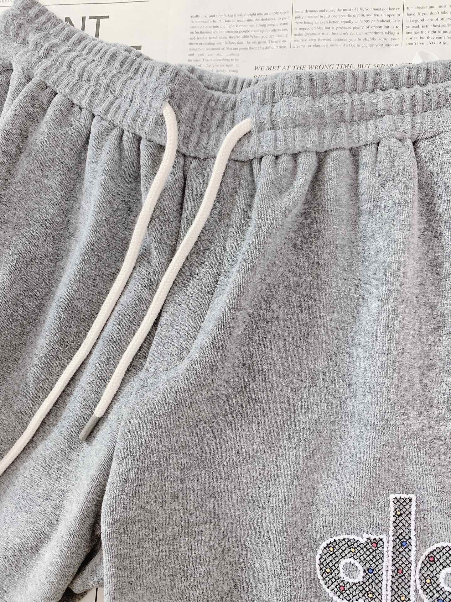 ALO 阿洛 2025FW早秋新品 刺绣抽绳休闲裤时尚系列，独特设计，抽绳休闲长裤 订纱开始订染和订纺。