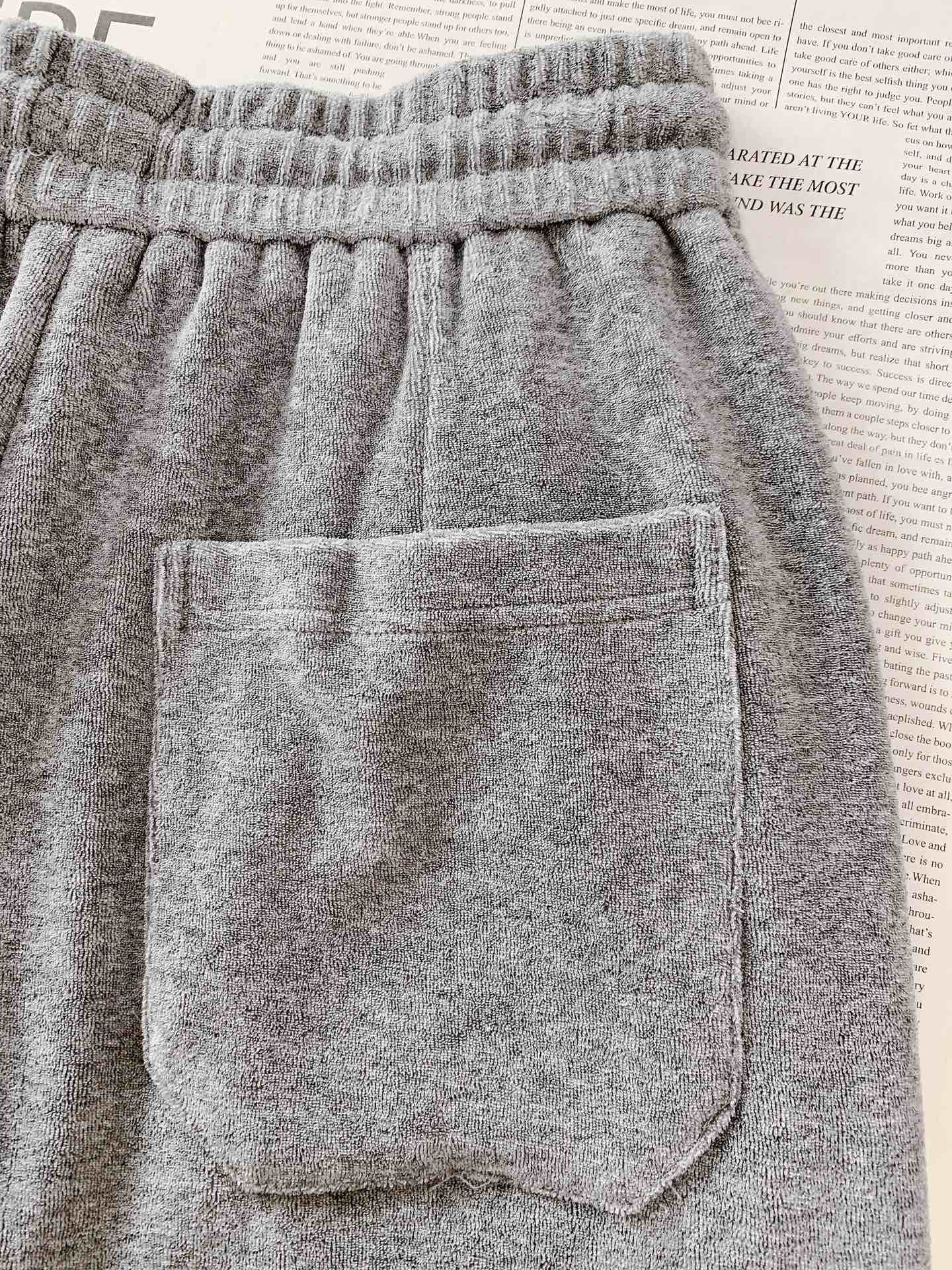 ALO 阿洛 2025FW早秋新品 刺绣抽绳休闲裤时尚系列，独特设计，抽绳休闲长裤 订纱开始订染和订纺。