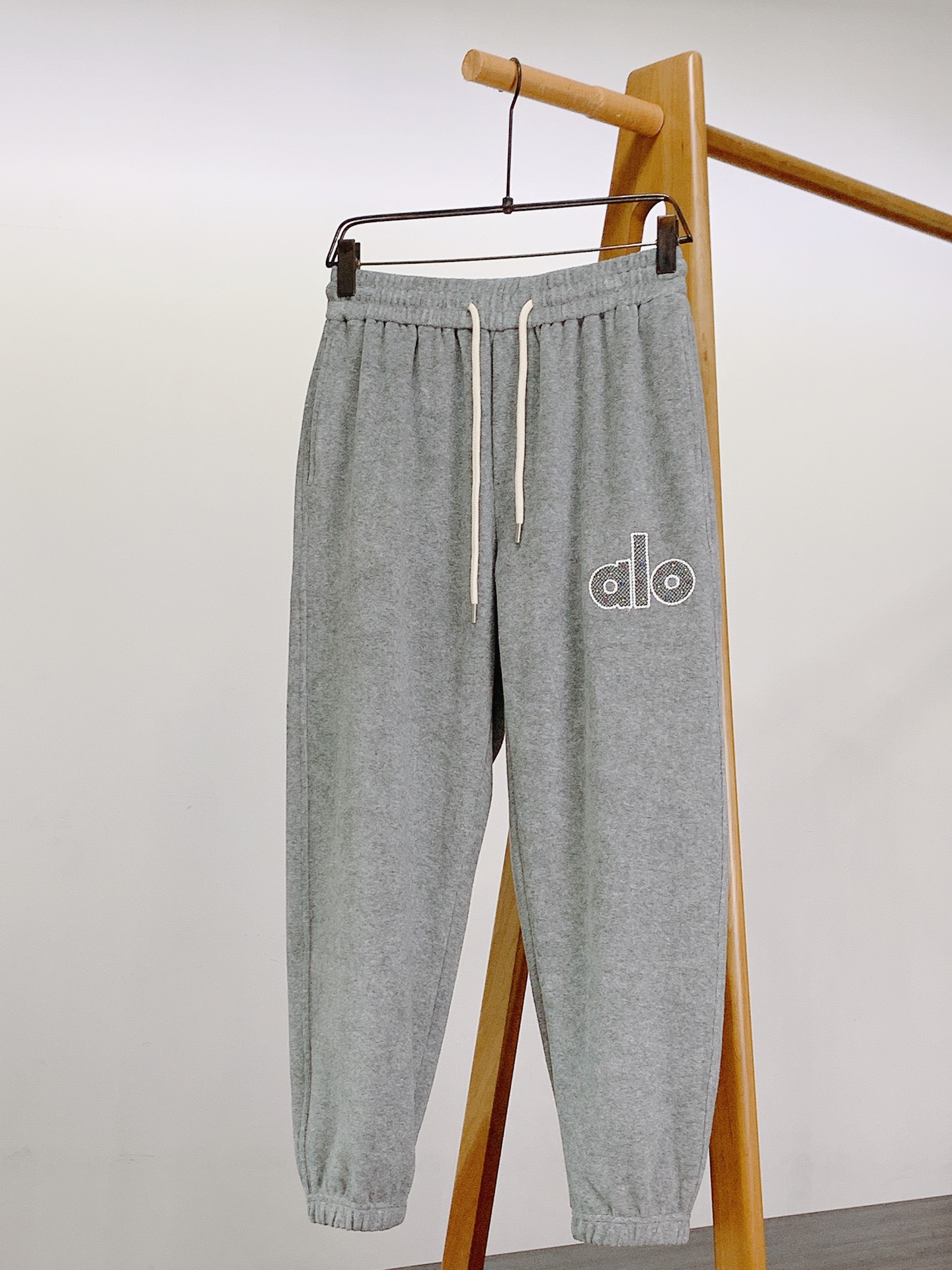 ALO 阿洛 2025FW早秋新品 刺绣抽绳休闲裤时尚系列，独特设计，抽绳休闲长裤 订纱开始订染和订纺。