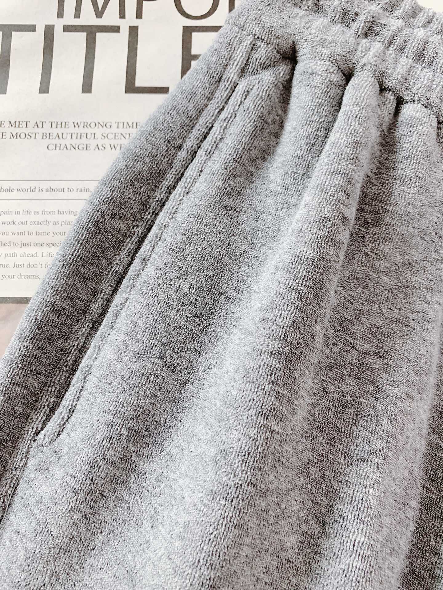 ALO 阿洛 2025FW早秋新品 刺绣抽绳休闲裤时尚系列，独特设计，抽绳休闲长裤 订纱开始订染和订纺。