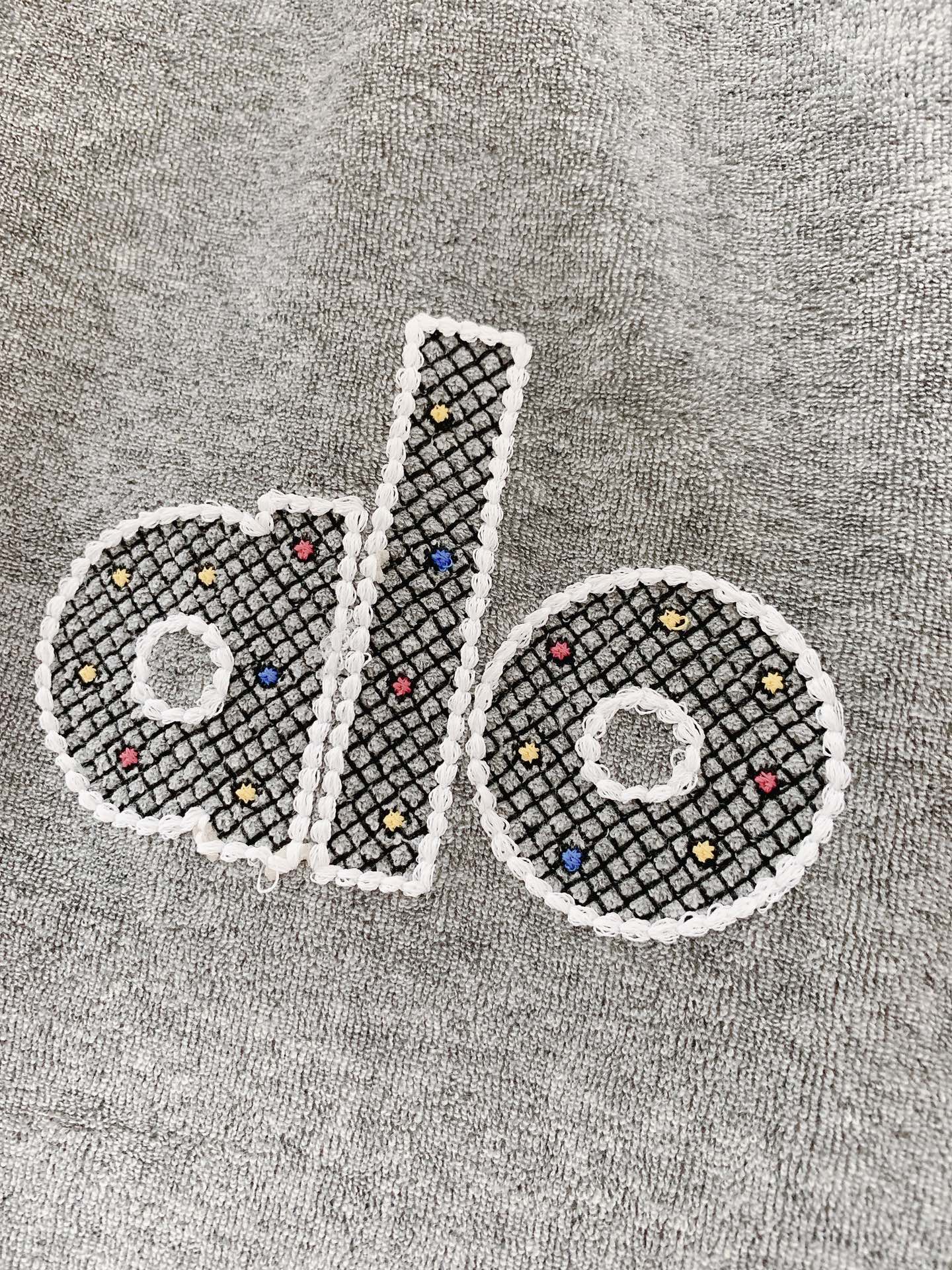 ALO 阿洛 2025FW早秋新品 刺绣抽绳休闲裤时尚系列，独特设计，抽绳休闲长裤 订纱开始订染和订纺。