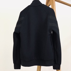 Kiton 奇顿 2025FW早秋新品 半拉链针织拼接卫衣。正面采用经典绞花针织,每一寸纹理都由意式匠人 Kiton 奇顿 2025FW早秋新品 半拉链针织拼接卫衣。正面采用经典绞花针织,每一寸纹理都由意式匠人