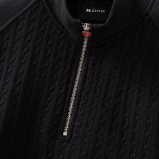 Kiton 奇顿 2025FW早秋新品 半拉链针织拼接卫衣。正面采用经典绞花针织,每一寸纹理都由意式匠人 Kiton 奇顿 2025FW早秋新品 半拉链针织拼接卫衣。正面采用经典绞花针织,每一寸纹理都由意式匠人