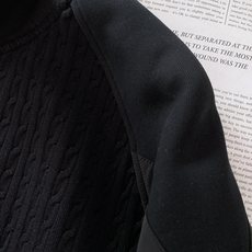 Kiton 奇顿 2025FW早秋新品 半拉链针织拼接卫衣。正面采用经典绞花针织,每一寸纹理都由意式匠人 Kiton 奇顿 2025FW早秋新品 半拉链针织拼接卫衣。正面采用经典绞花针织,每一寸纹理都由意式匠人