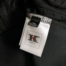 Kiton 奇顿 2025FW早秋新品 半拉链针织拼接卫衣。正面采用经典绞花针织,每一寸纹理都由意式匠人 Kiton 奇顿 2025FW早秋新品 半拉链针织拼接卫衣。正面采用经典绞花针织,每一寸纹理都由意式匠人