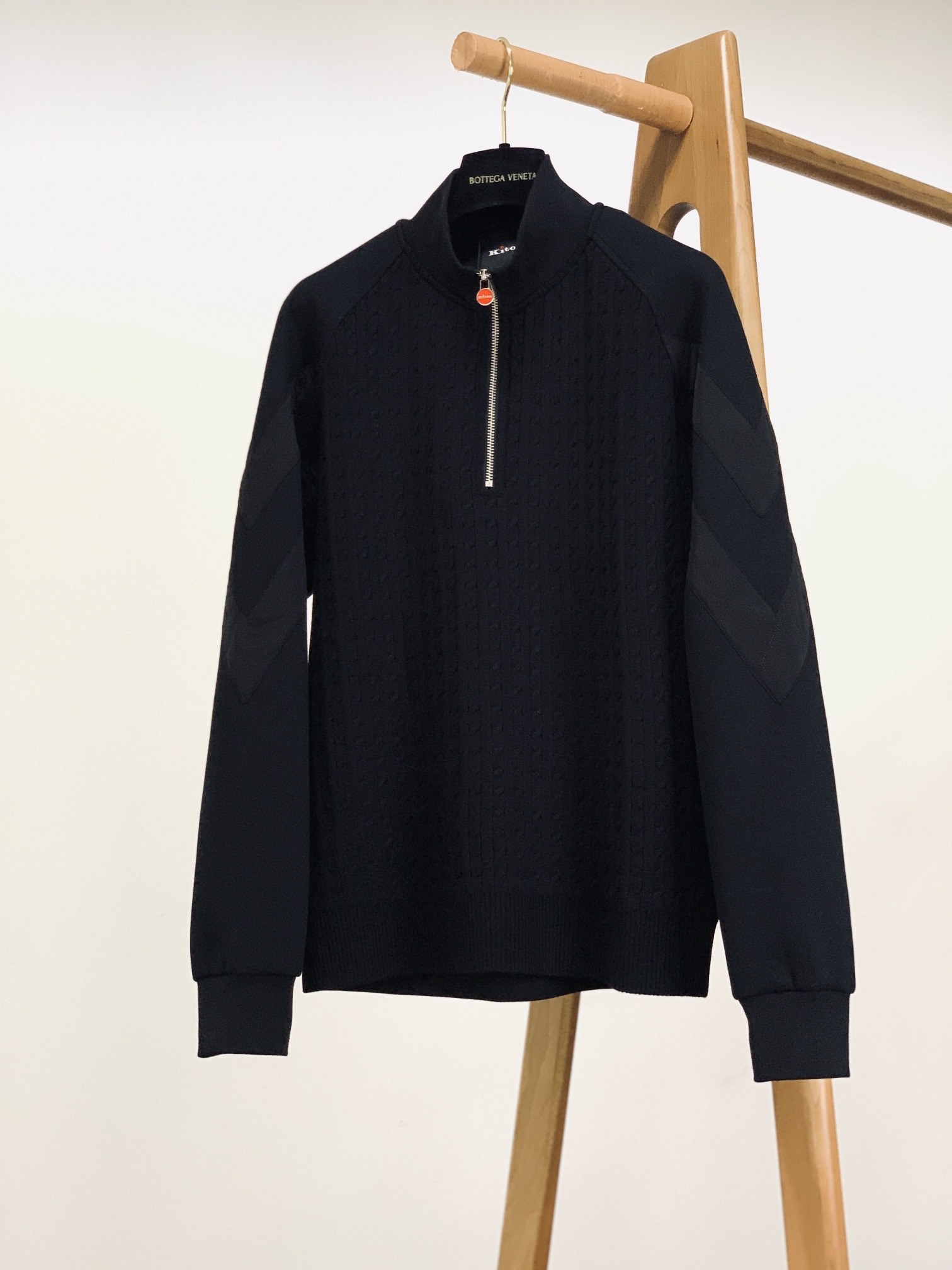 Kiton 奇顿 2025FW早秋新品 半拉链针织拼接卫衣。正面采用经典绞花针织，每一寸纹理都由意式匠人