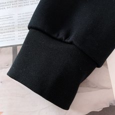 Kiton 奇顿 2025FW早秋新品 半拉链针织拼接卫衣。正面采用经典绞花针织,每一寸纹理都由意式匠人 Kiton 奇顿 2025FW早秋新品 半拉链针织拼接卫衣。正面采用经典绞花针织,每一寸纹理都由意式匠人