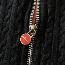 Kiton 奇顿 2025FW早秋新品 半拉链针织拼接卫衣。正面采用经典绞花针织,每一寸纹理都由意式匠人 Kiton 奇顿 2025FW早秋新品 半拉链针织拼接卫衣。正面采用经典绞花针织,每一寸纹理都由意式匠人