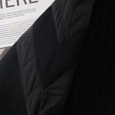 Kiton 奇顿 2025FW早秋新品 半拉链针织拼接卫衣。正面采用经典绞花针织,每一寸纹理都由意式匠人 Kiton 奇顿 2025FW早秋新品 半拉链针织拼接卫衣。正面采用经典绞花针织,每一寸纹理都由意式匠人