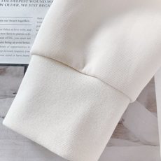 Kiton 奇顿 2025FW早秋新品 半拉链针织拼接卫衣。正面采用经典绞花针织,每一寸纹理都由意式匠人 Kiton 奇顿 2025FW早秋新品 半拉链针织拼接卫衣。正面采用经典绞花针织,每一寸纹理都由意式匠人