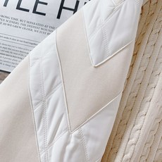 Kiton 奇顿 2025FW早秋新品 半拉链针织拼接卫衣。正面采用经典绞花针织,每一寸纹理都由意式匠人 Kiton 奇顿 2025FW早秋新品 半拉链针织拼接卫衣。正面采用经典绞花针织,每一寸纹理都由意式匠人