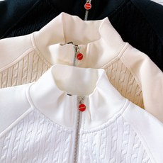 Kiton 奇顿 2025FW早秋新品 半拉链针织拼接卫衣。正面采用经典绞花针织,每一寸纹理都由意式匠人 Kiton 奇顿 2025FW早秋新品 半拉链针织拼接卫衣。正面采用经典绞花针织,每一寸纹理都由意式匠人