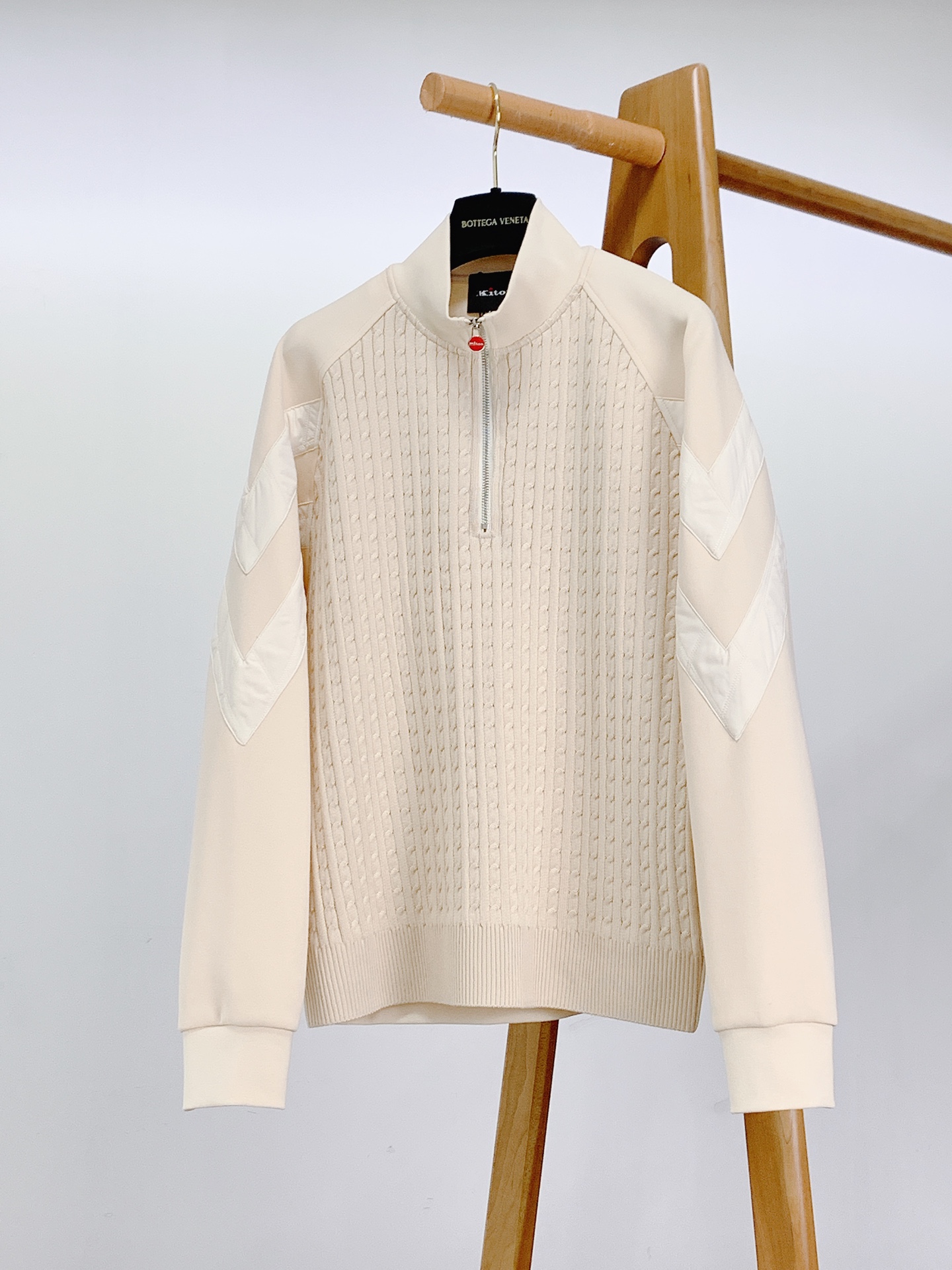 Kiton 奇顿 2025FW早秋新品 半拉链针织拼接卫衣。正面采用经典绞花针织，每一寸纹理都由意式匠人
