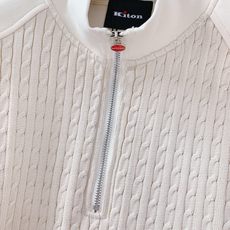 Kiton 奇顿 2025FW早秋新品 半拉链针织拼接卫衣。正面采用经典绞花针织,每一寸纹理都由意式匠人 Kiton 奇顿 2025FW早秋新品 半拉链针织拼接卫衣。正面采用经典绞花针织,每一寸纹理都由意式匠人