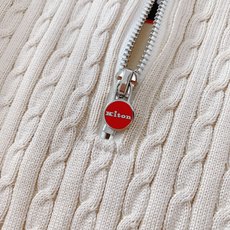 Kiton 奇顿 2025FW早秋新品 半拉链针织拼接卫衣。正面采用经典绞花针织,每一寸纹理都由意式匠人 Kiton 奇顿 2025FW早秋新品 半拉链针织拼接卫衣。正面采用经典绞花针织,每一寸纹理都由意式匠人