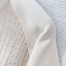 Kiton 奇顿 2025FW早秋新品 半拉链针织拼接卫衣。正面采用经典绞花针织,每一寸纹理都由意式匠人 Kiton 奇顿 2025FW早秋新品 半拉链针织拼接卫衣。正面采用经典绞花针织,每一寸纹理都由意式匠人