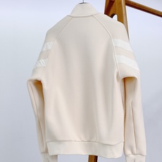 Kiton 奇顿 2025FW早秋新品 半拉链针织拼接卫衣。正面采用经典绞花针织,每一寸纹理都由意式匠人 Kiton 奇顿 2025FW早秋新品 半拉链针织拼接卫衣。正面采用经典绞花针织,每一寸纹理都由意式匠人