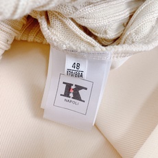 Kiton 奇顿 2025FW早秋新品 半拉链针织拼接卫衣。正面采用经典绞花针织,每一寸纹理都由意式匠人 Kiton 奇顿 2025FW早秋新品 半拉链针织拼接卫衣。正面采用经典绞花针织,每一寸纹理都由意式匠人