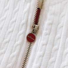 Kiton 奇顿 2025FW早秋新品 半拉链针织拼接卫衣。正面采用经典绞花针织,每一寸纹理都由意式匠人 Kiton 奇顿 2025FW早秋新品 半拉链针织拼接卫衣。正面采用经典绞花针织,每一寸纹理都由意式匠人