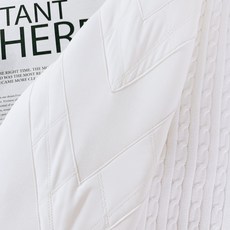Kiton 奇顿 2025FW早秋新品 半拉链针织拼接卫衣。正面采用经典绞花针织,每一寸纹理都由意式匠人 Kiton 奇顿 2025FW早秋新品 半拉链针织拼接卫衣。正面采用经典绞花针织,每一寸纹理都由意式匠人