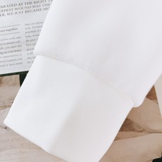 Kiton 奇顿 2025FW早秋新品 半拉链针织拼接卫衣。正面采用经典绞花针织,每一寸纹理都由意式匠人 Kiton 奇顿 2025FW早秋新品 半拉链针织拼接卫衣。正面采用经典绞花针织,每一寸纹理都由意式匠人
