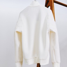 Kiton 奇顿 2025FW早秋新品 半拉链针织拼接卫衣。正面采用经典绞花针织,每一寸纹理都由意式匠人 Kiton 奇顿 2025FW早秋新品 半拉链针织拼接卫衣。正面采用经典绞花针织,每一寸纹理都由意式匠人