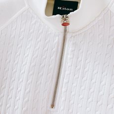 Kiton 奇顿 2025FW早秋新品 半拉链针织拼接卫衣。正面采用经典绞花针织,每一寸纹理都由意式匠人 Kiton 奇顿 2025FW早秋新品 半拉链针织拼接卫衣。正面采用经典绞花针织,每一寸纹理都由意式匠人