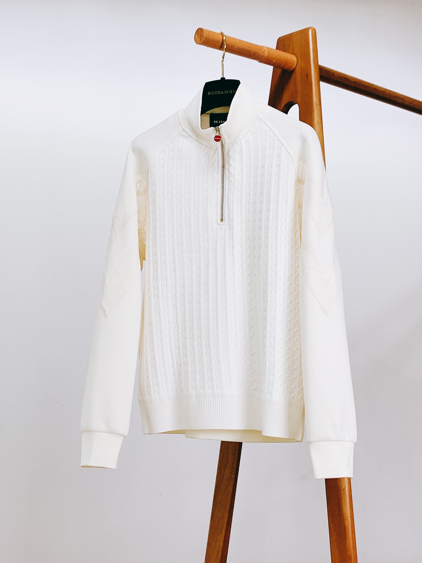 Kiton 奇顿 2025FW早秋新品 半拉链针织拼接卫衣。正面采用经典绞花针织，每一寸纹理都由意式匠人