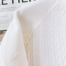 Kiton 奇顿 2025FW早秋新品 半拉链针织拼接卫衣。正面采用经典绞花针织,每一寸纹理都由意式匠人 Kiton 奇顿 2025FW早秋新品 半拉链针织拼接卫衣。正面采用经典绞花针织,每一寸纹理都由意式匠人