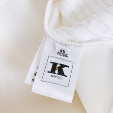 Kiton 奇顿 2025FW早秋新品 半拉链针织拼接卫衣。正面采用经典绞花针织,每一寸纹理都由意式匠人 Kiton 奇顿 2025FW早秋新品 半拉链针织拼接卫衣。正面采用经典绞花针织,每一寸纹理都由意式匠人